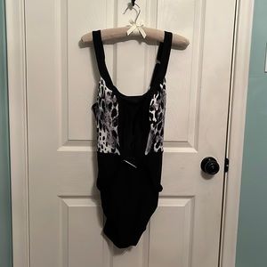 One-piece bathing suit